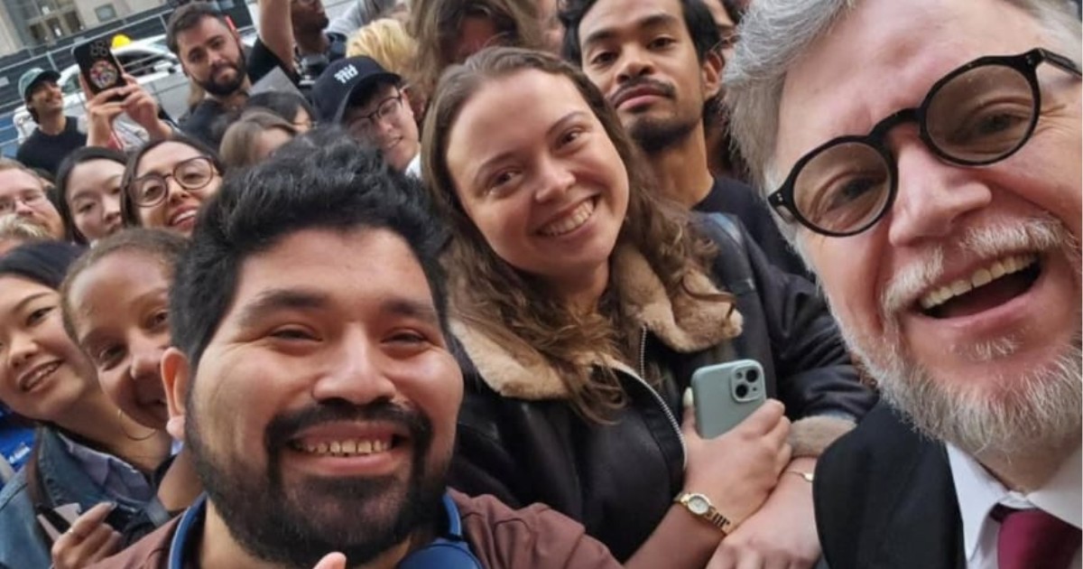 Leonés cumple su sueño y conoce a Guillermo del Toro ¡Se tatuará su autógrafo!