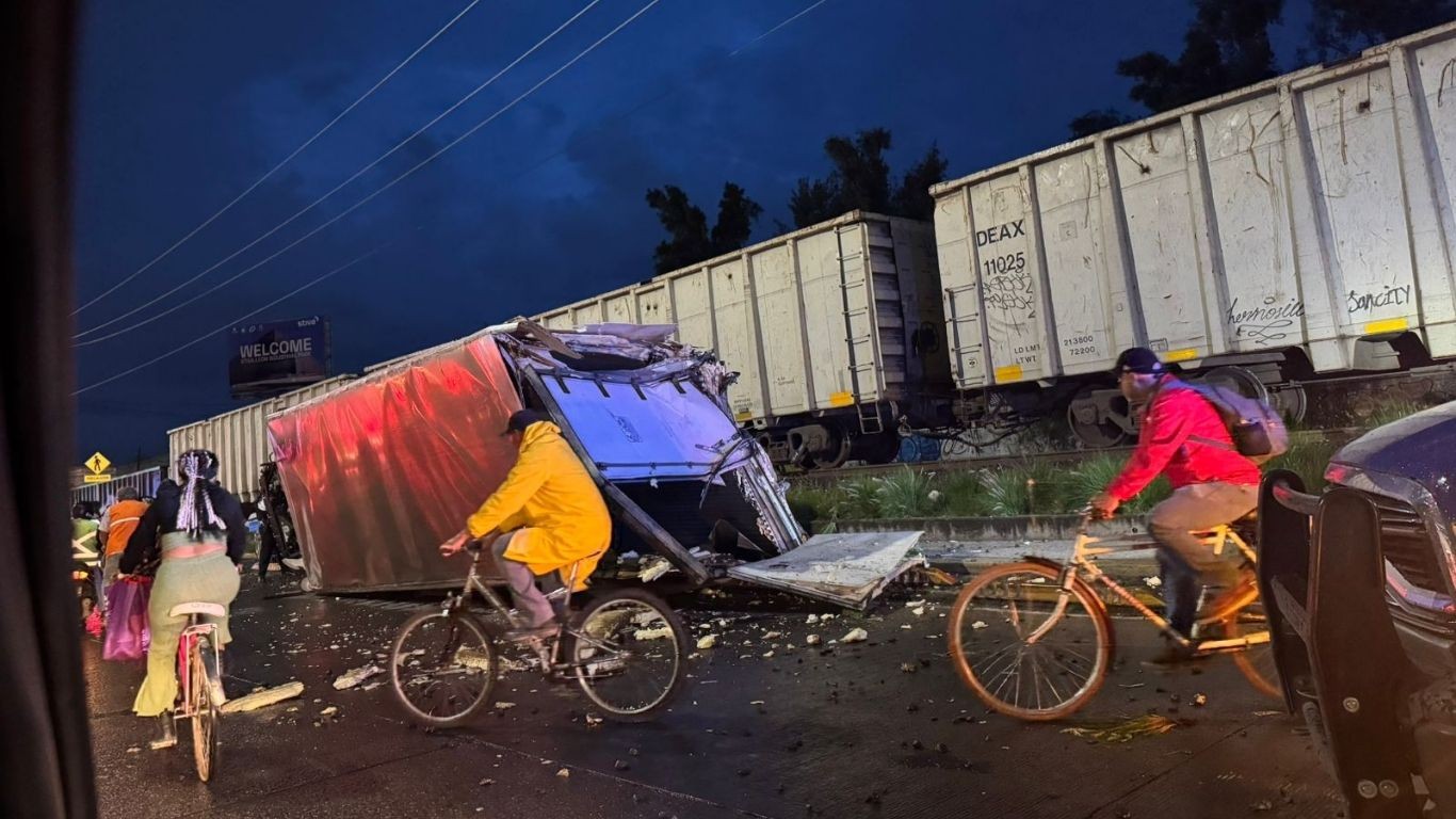 Accidente en León: tren impacta camión en Timoteo Lozano; hay lesionados
