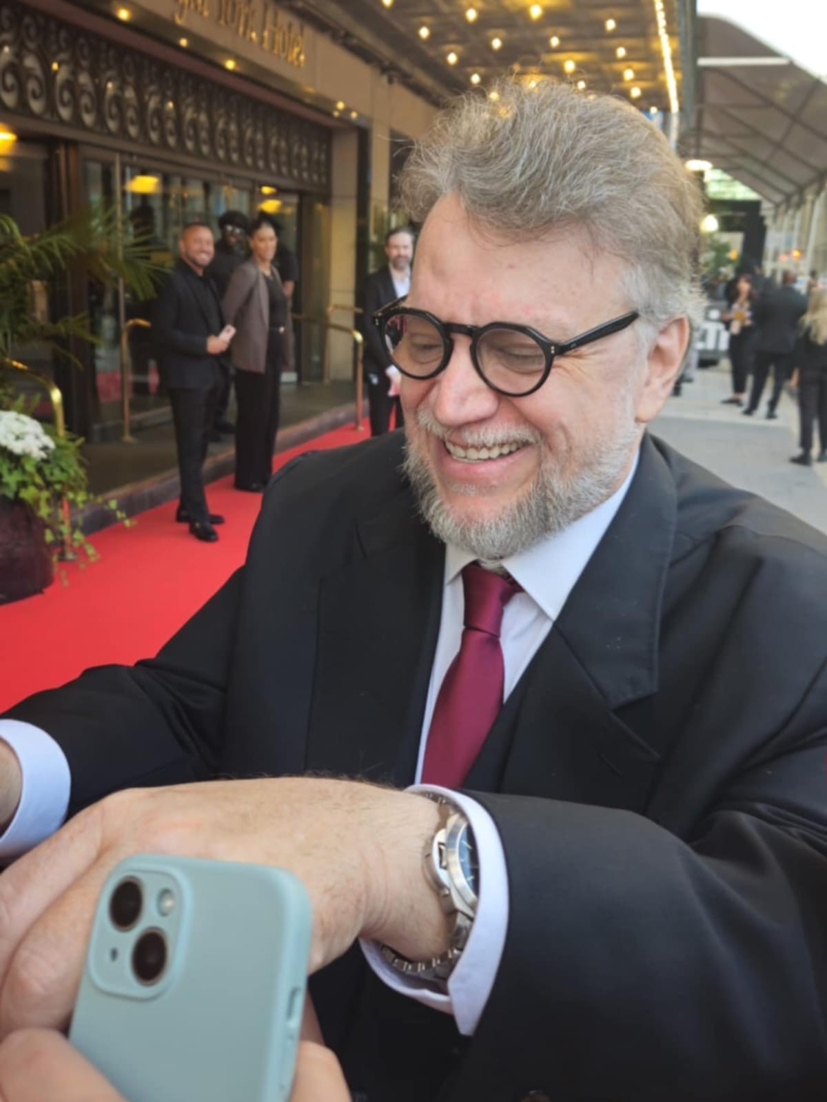 Guillemo del Toro regalando firmas