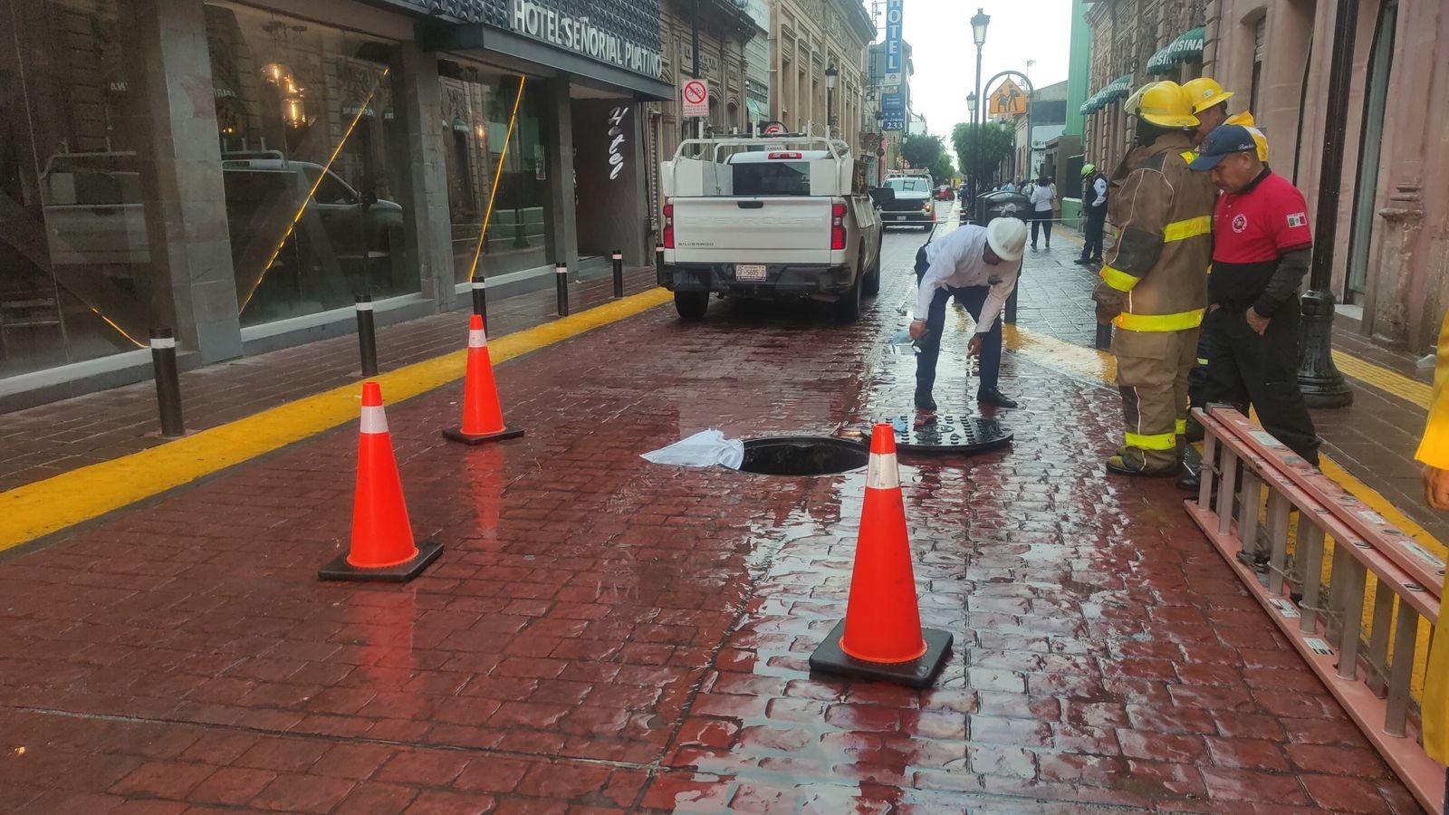 Descartan explosión en León: incendio en coladera causa cierre vial en zona centro