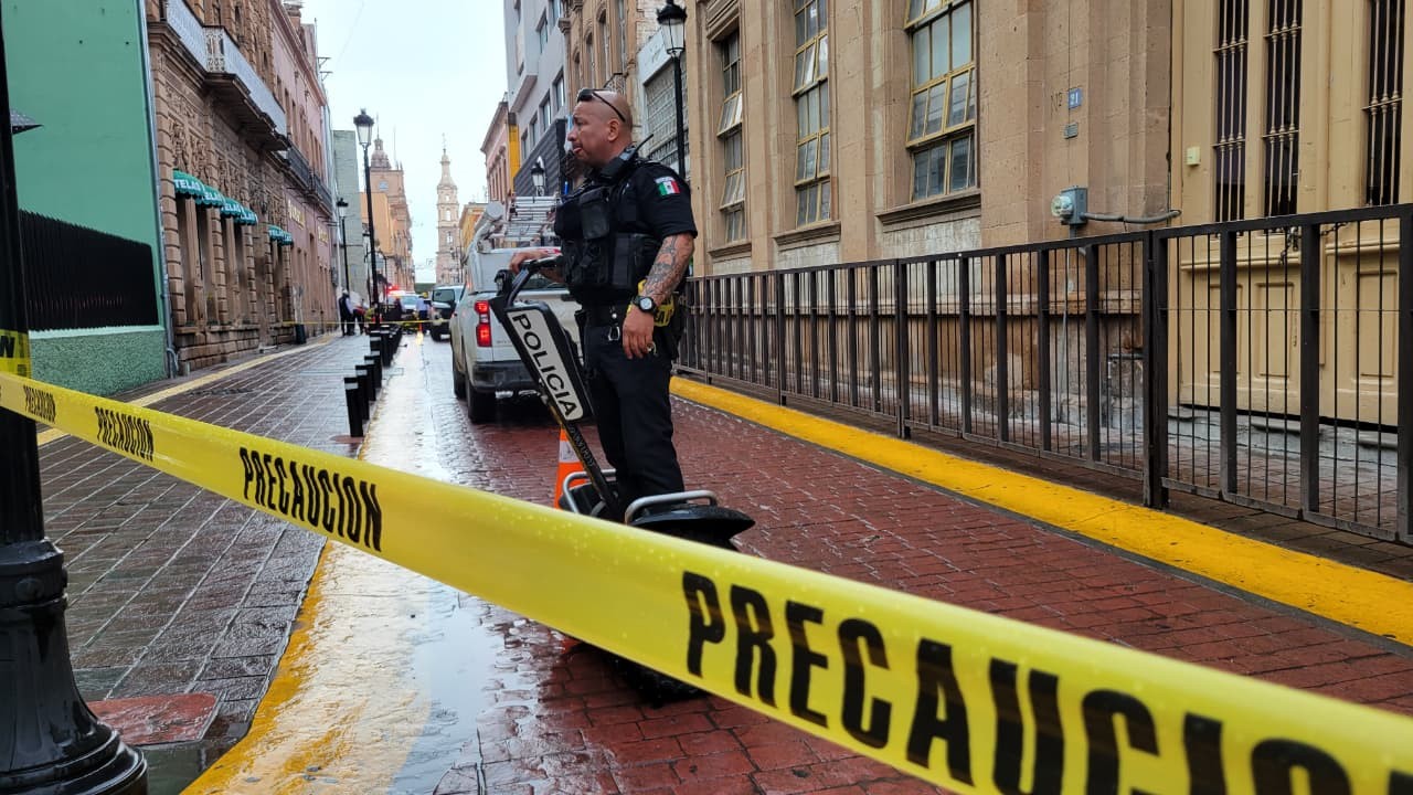 Descartan explosión en León: incendio en coladera causa cierre vial en zona centro