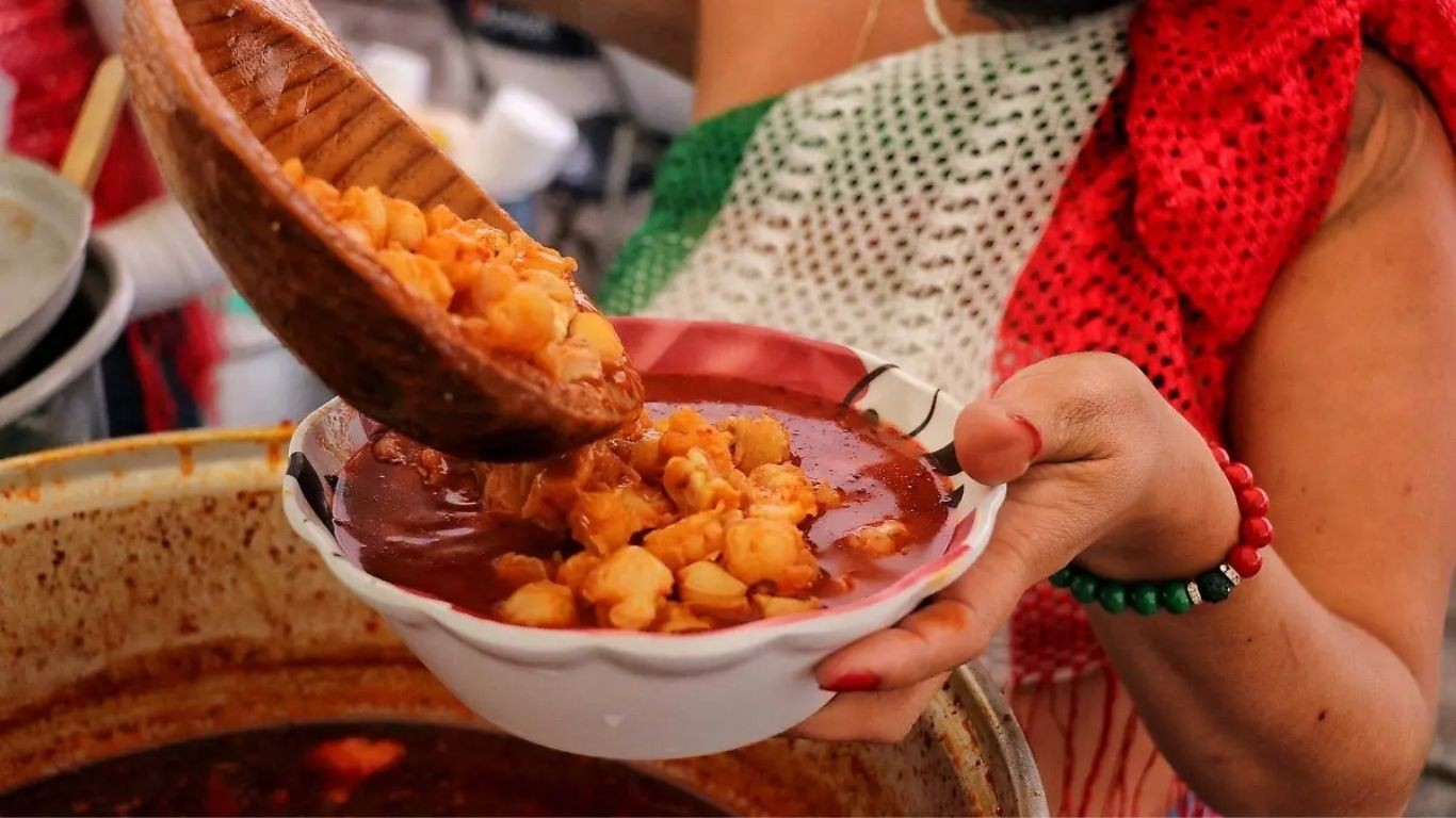 Venta de antojitos mexicanos y verbena por fiestas patrias en el centro de León