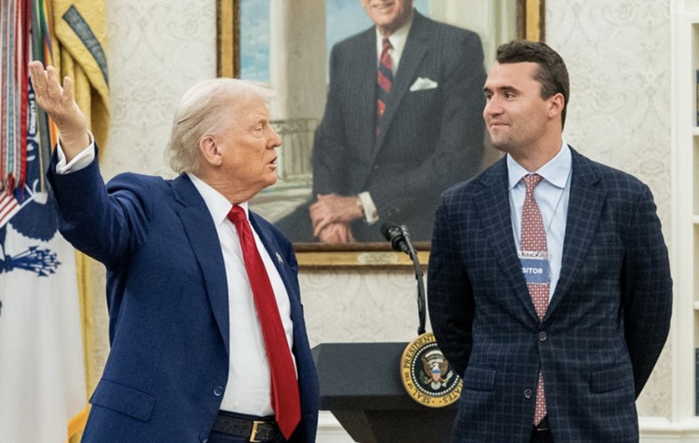 Influencer y aliado de Trump, Charlie Kirk, muere tras recibir un disparo en acto público