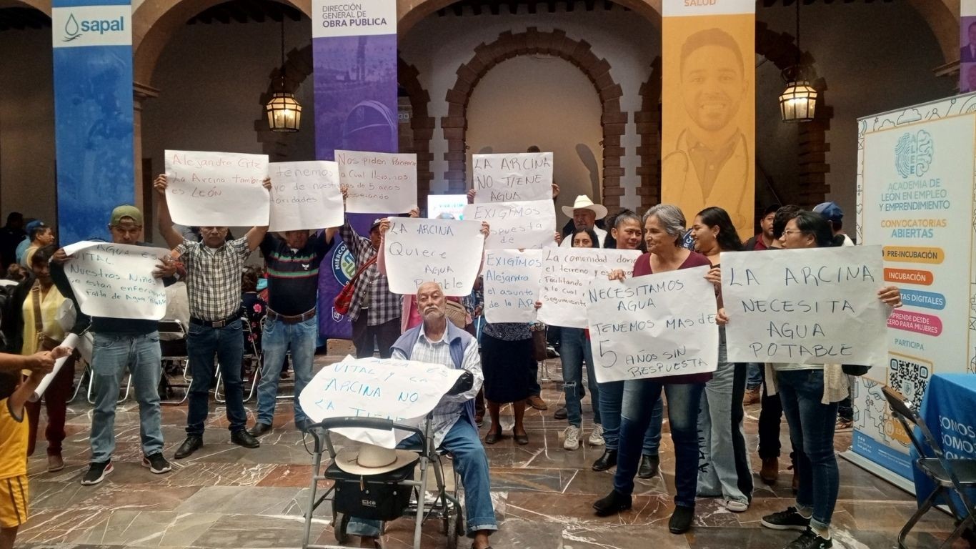Habitantes de La Arcina exigen avance en obra de pozo por falta de agua en León