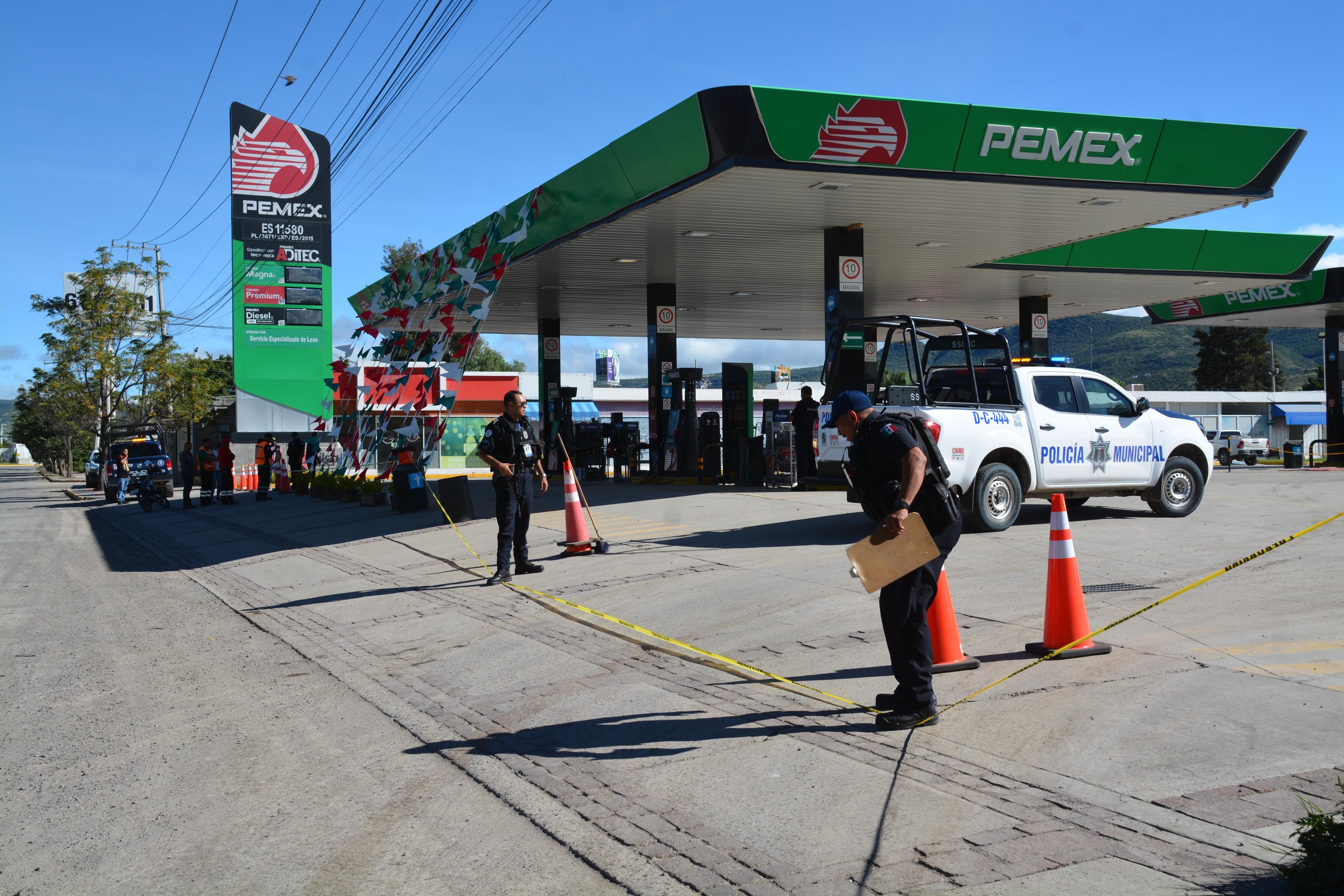 Hombre llega baleado a cargar gasolina y muere en León