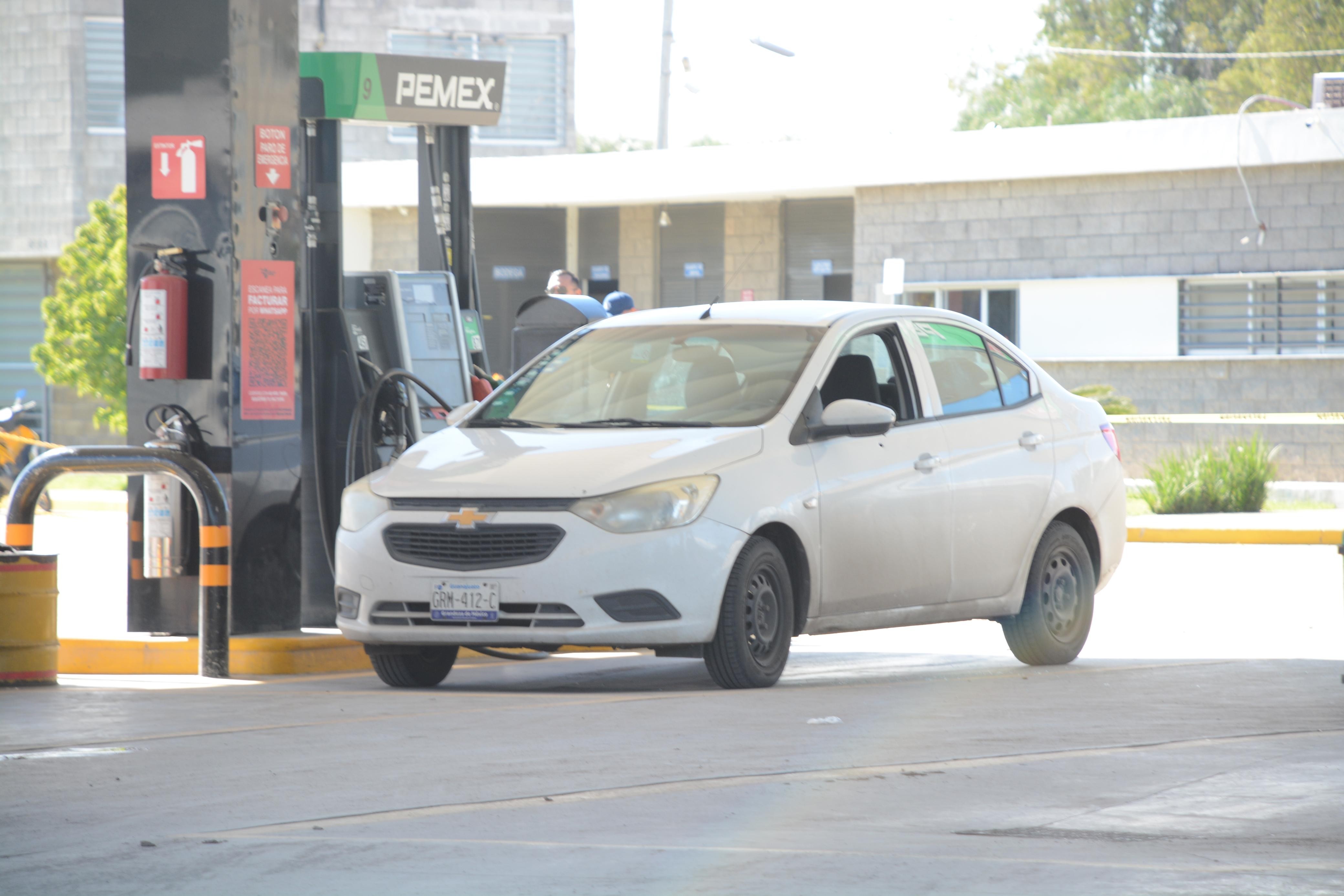 Hombre llega baleado a cargar gasolina y muere en León