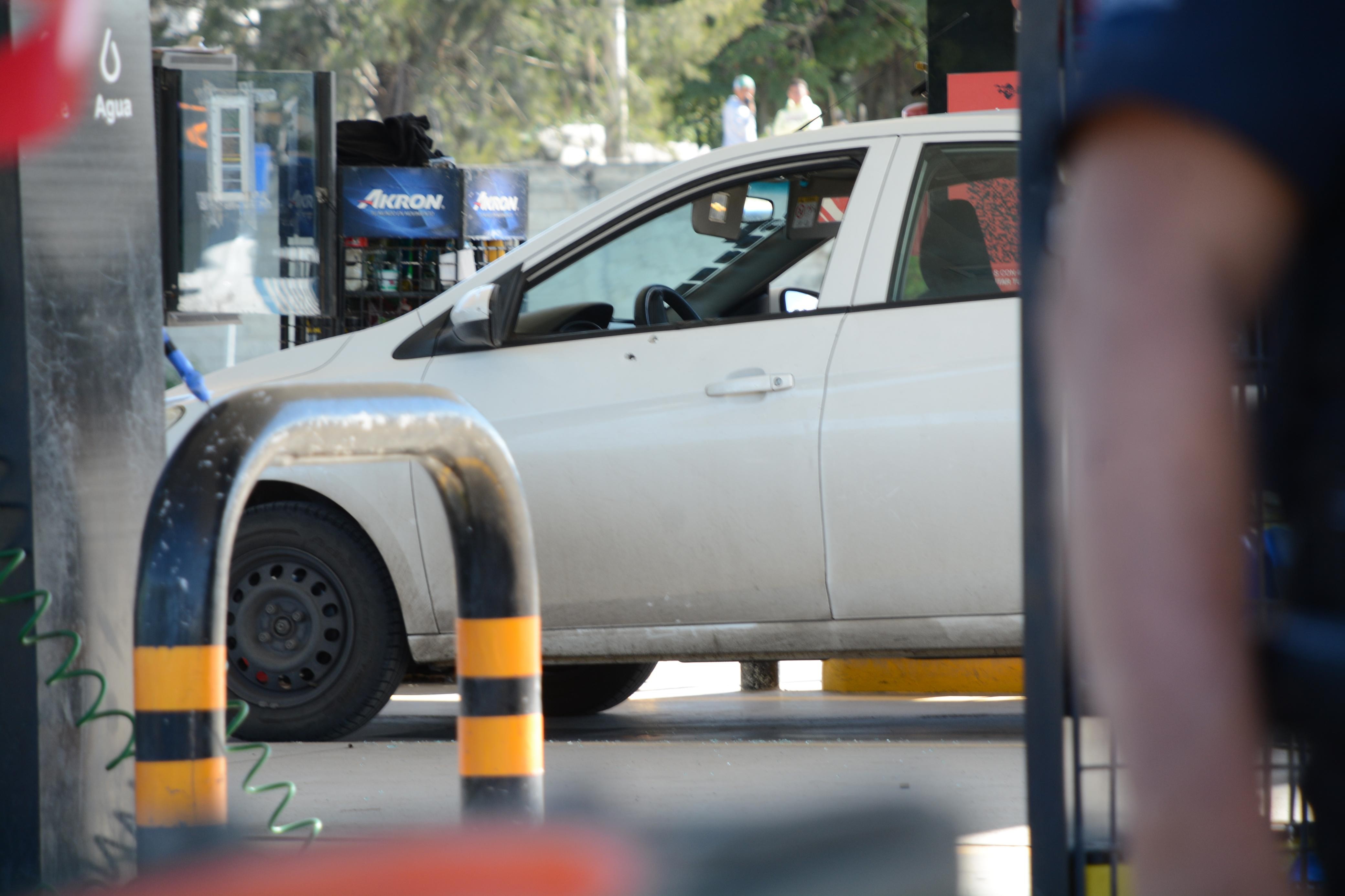 Hombre llega baleado a cargar gasolina y muere en León