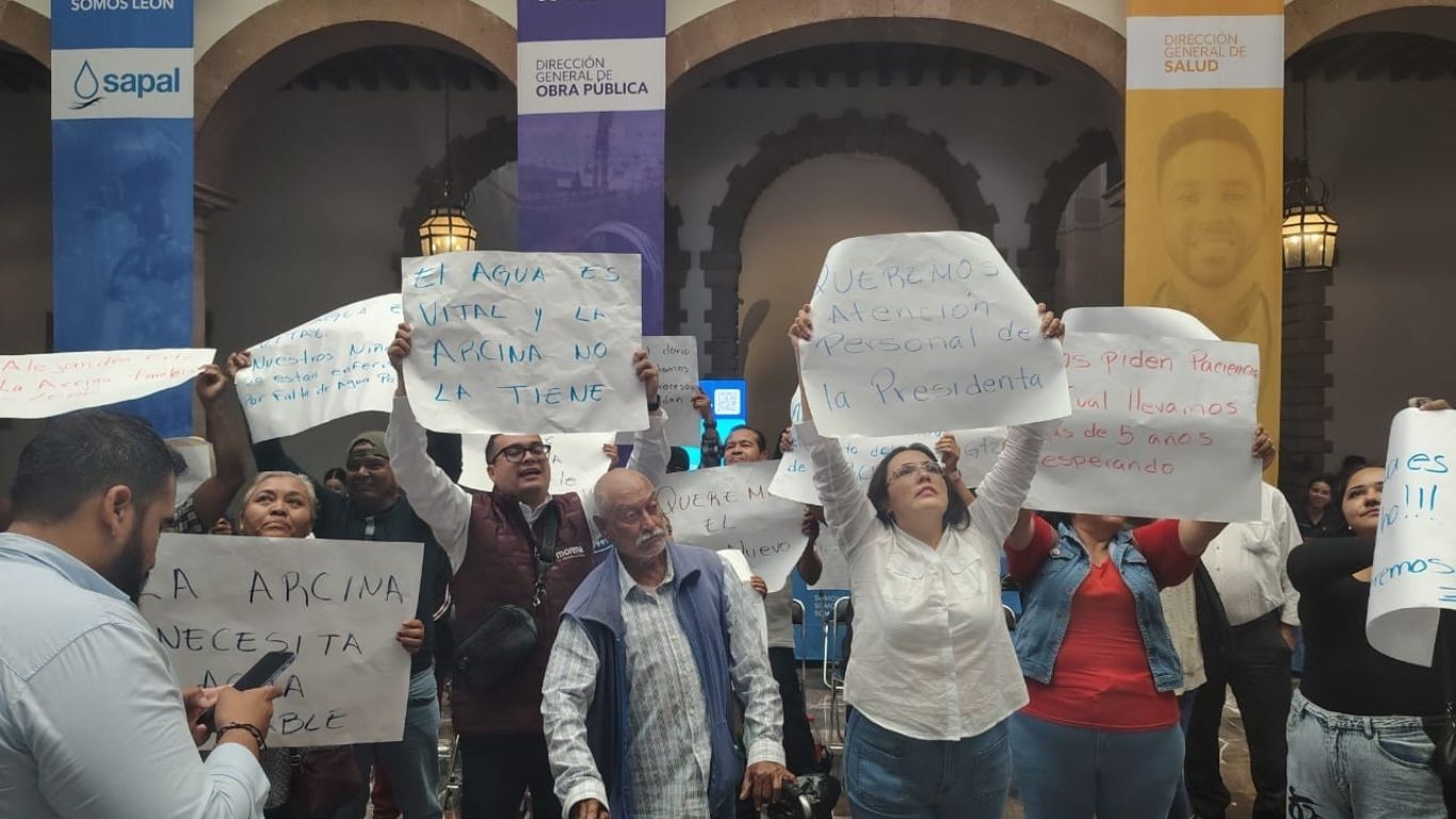 Habitantes de La Arcina consiguen más pipas de agua tras manifestación