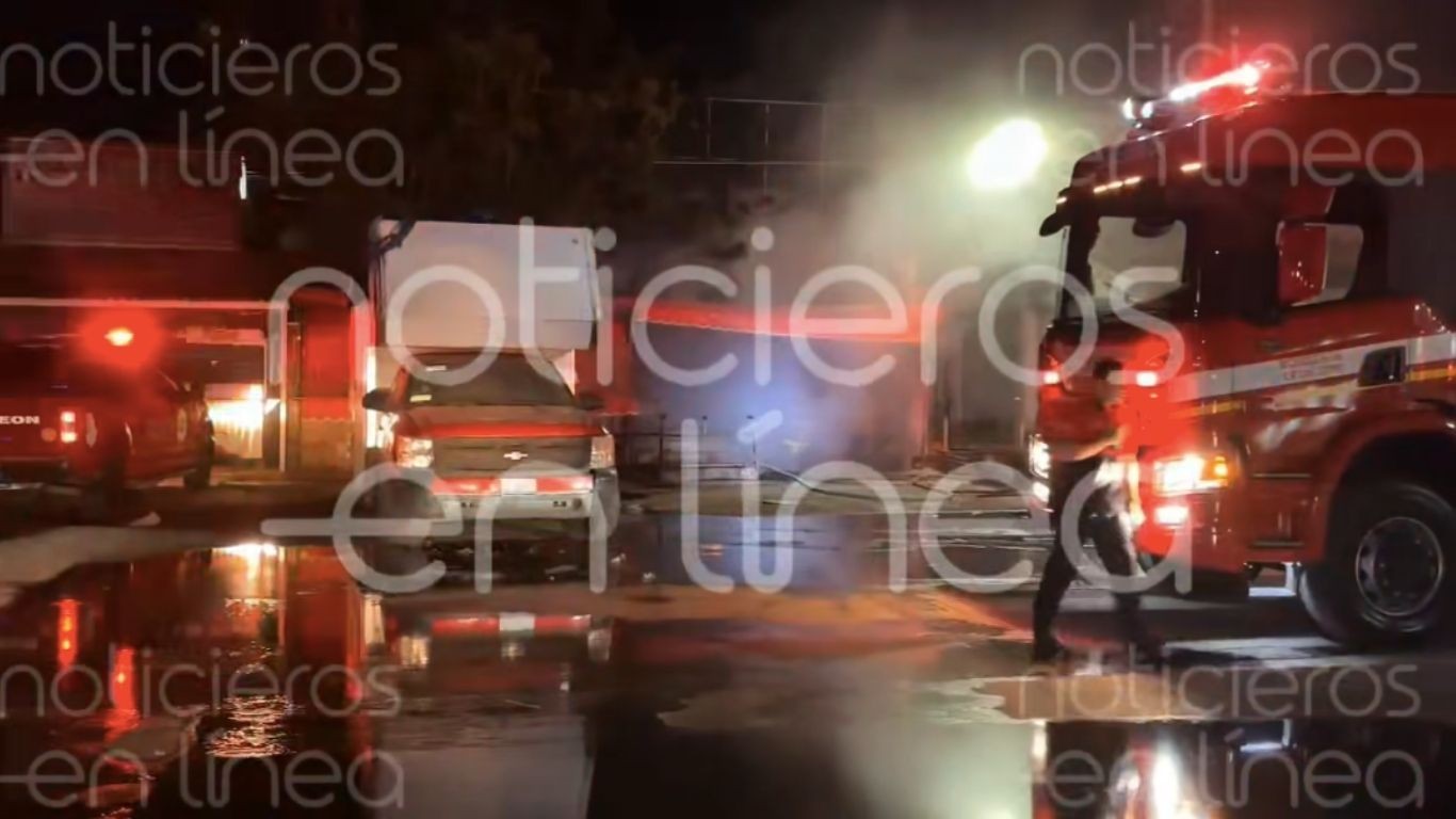Bomberos sofocaron un fuerte incendio en un local de frituras en la Central de Abastos; se presume corto circuito como causa.