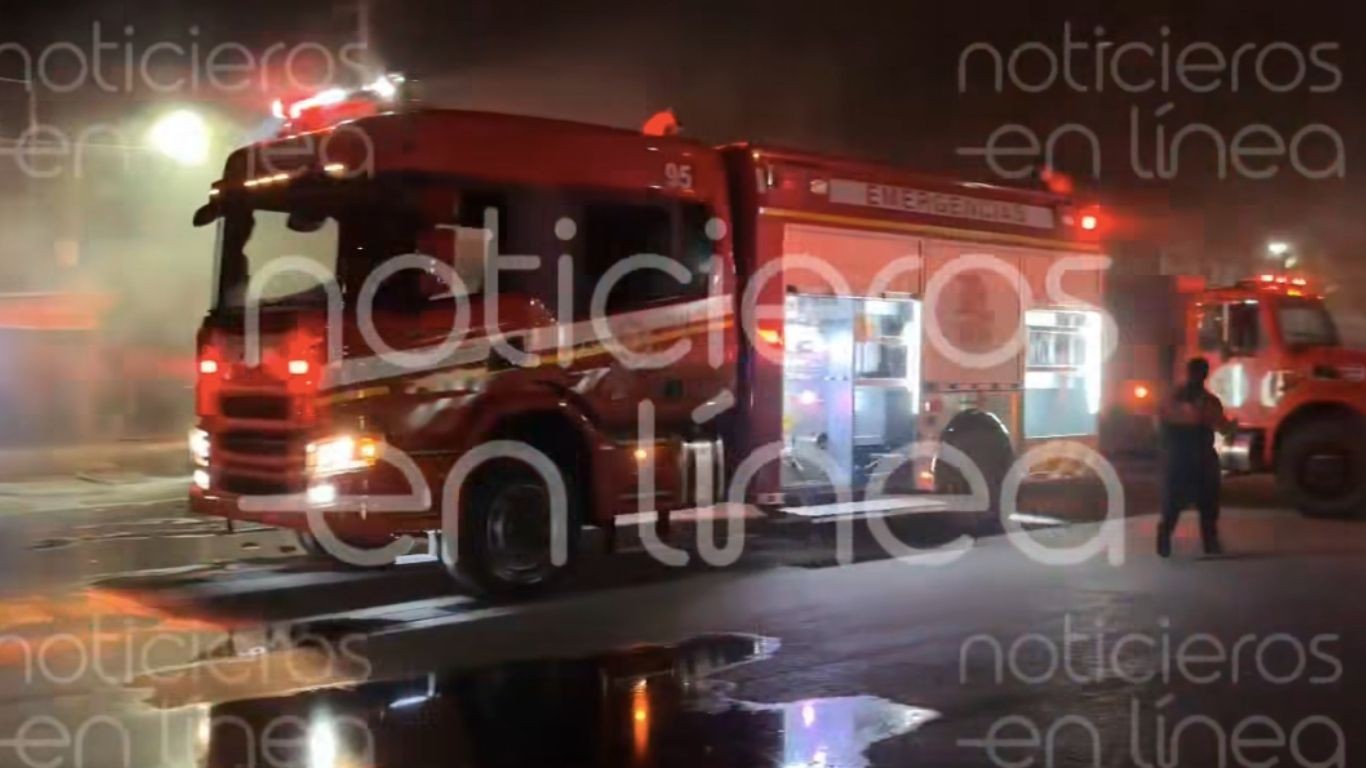 Incendio en Central de Abastos: bomberos controlan fuego en local de frituras