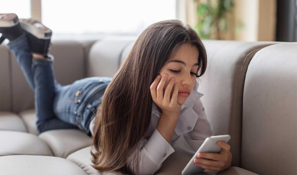 Autocuidado digital en niñas, niños y adolescentes debe priorizarse antes que reformas legales: especialistas