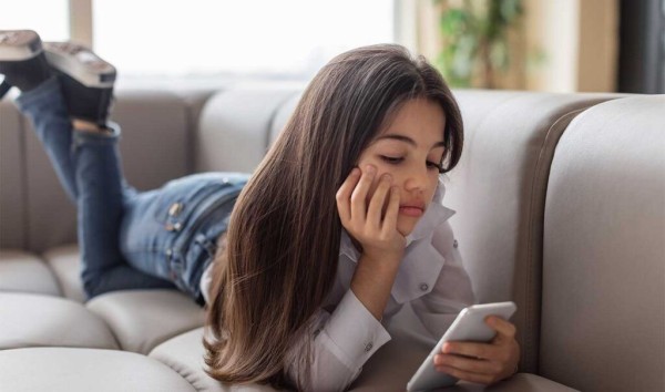Autocuidado digital en niñas, niños y adolescentes debe priorizarse antes que reformas legales: especialistas