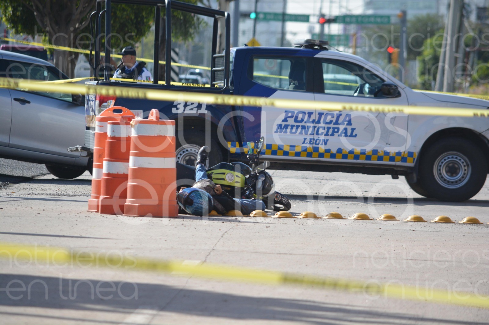 Sobre el bulevar Insurgentes, a la altura del fraccionamiento Cañada del Refugio, dos jóvenes que viajaban en una motocicleta fueron atacados a balazos.