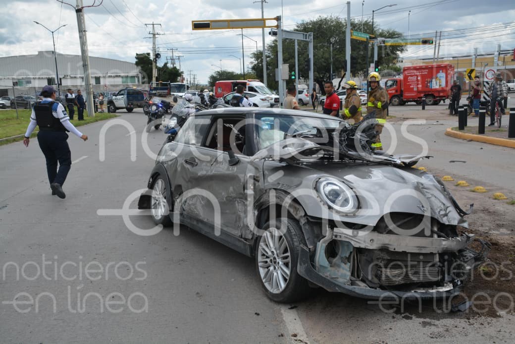 Accidente en Vicente Valtierra y Camino Alfaro: choque entre Mini Cooper y Tesla en León
