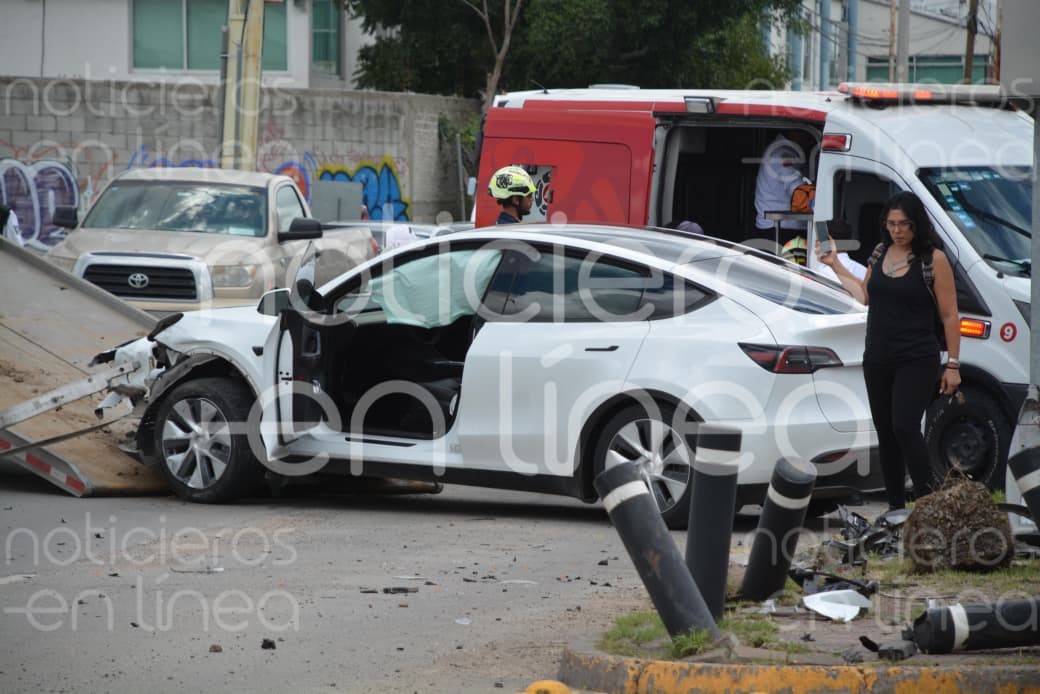 Accidente en Vicente Valtierra y Camino Alfaro: choque entre Mini Cooper y Tesla en León