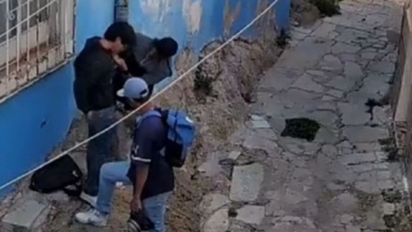 Tres hombres armados con cuchillo asaltan a joven en Guanajuato capital