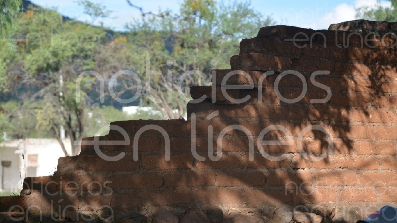 Ciclista resulta ileso tras derrumbe de barda en privada San Pedro, Bosques del Pedregal