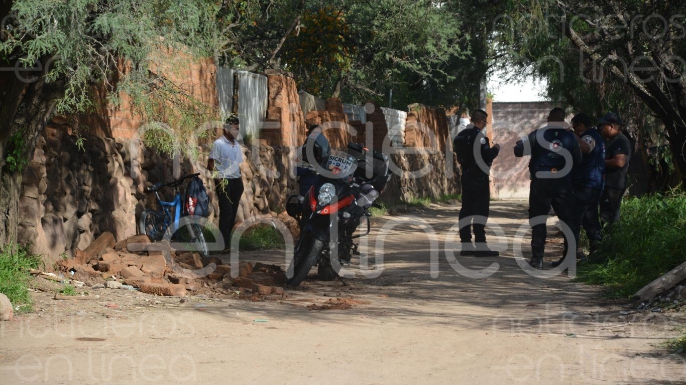 Ciclista resulta ileso tras derrumbe de barda en privada San Pedro, Bosques del Pedregal