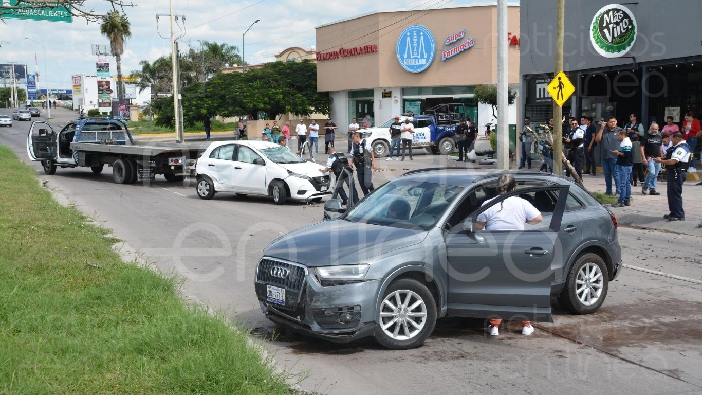 Choque en bulevar José María Morelos deja volcadura, lesionada y caos vial