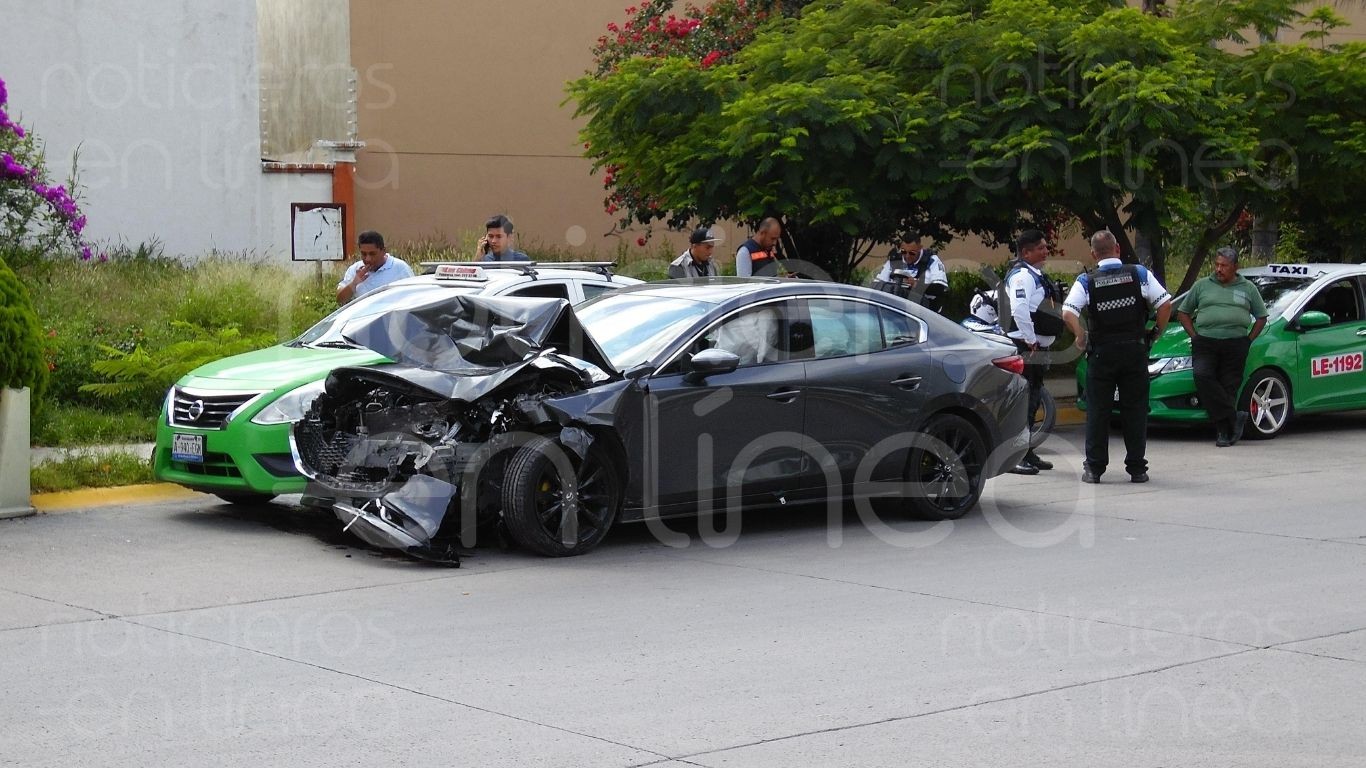 Choque en bulevar José María Morelos deja volcadura, lesionada y caos vial