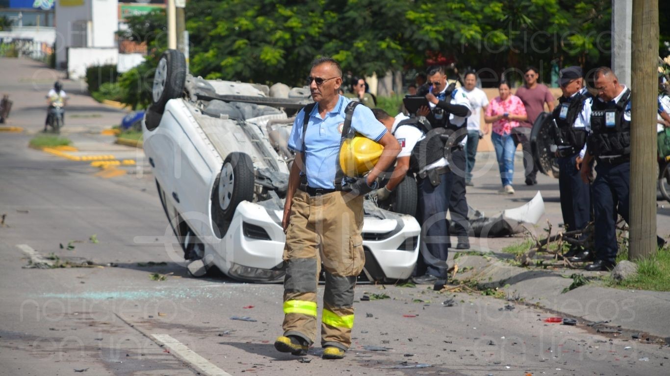 Choque en bulevar José María Morelos deja volcadura, lesionada y caos vial