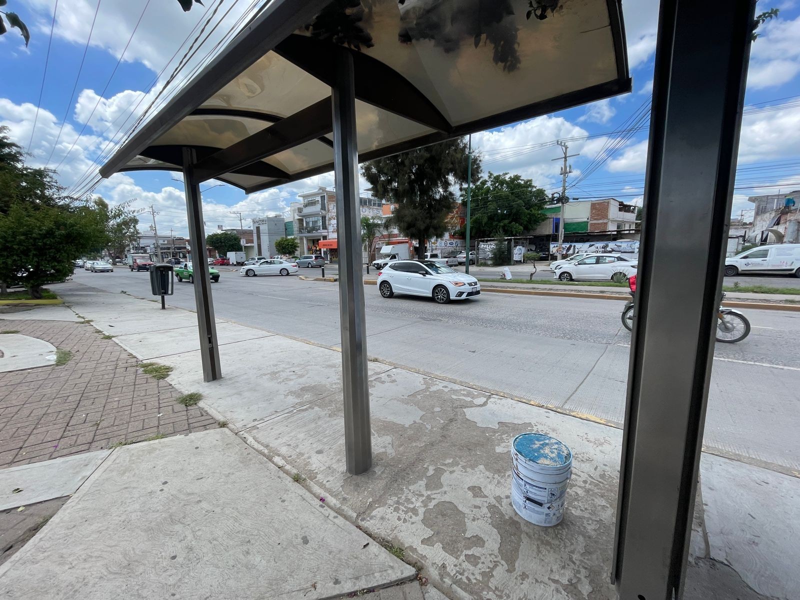 Roban bancas de paraderos en León y ciudadanos improvisan con cemento