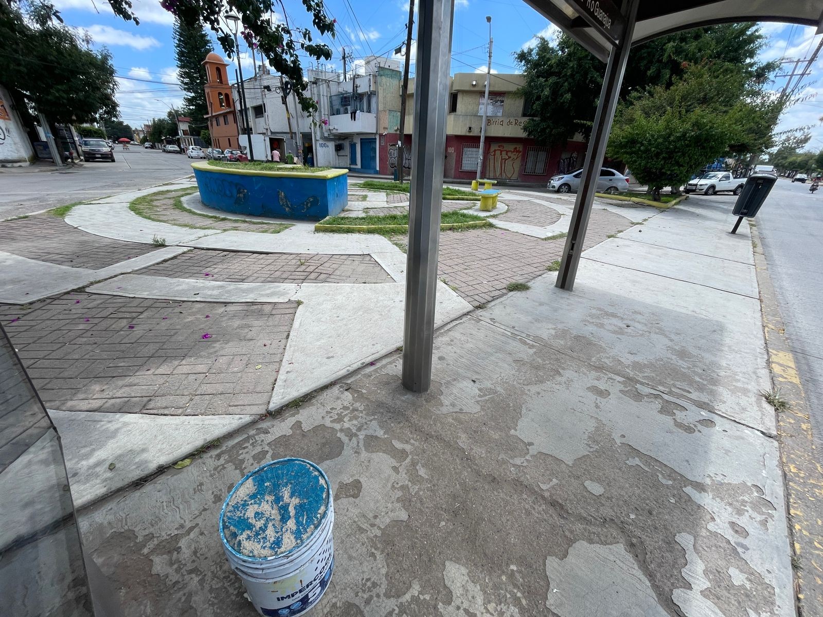 Roban bancas de paraderos en León y ciudadanos improvisan con cemento