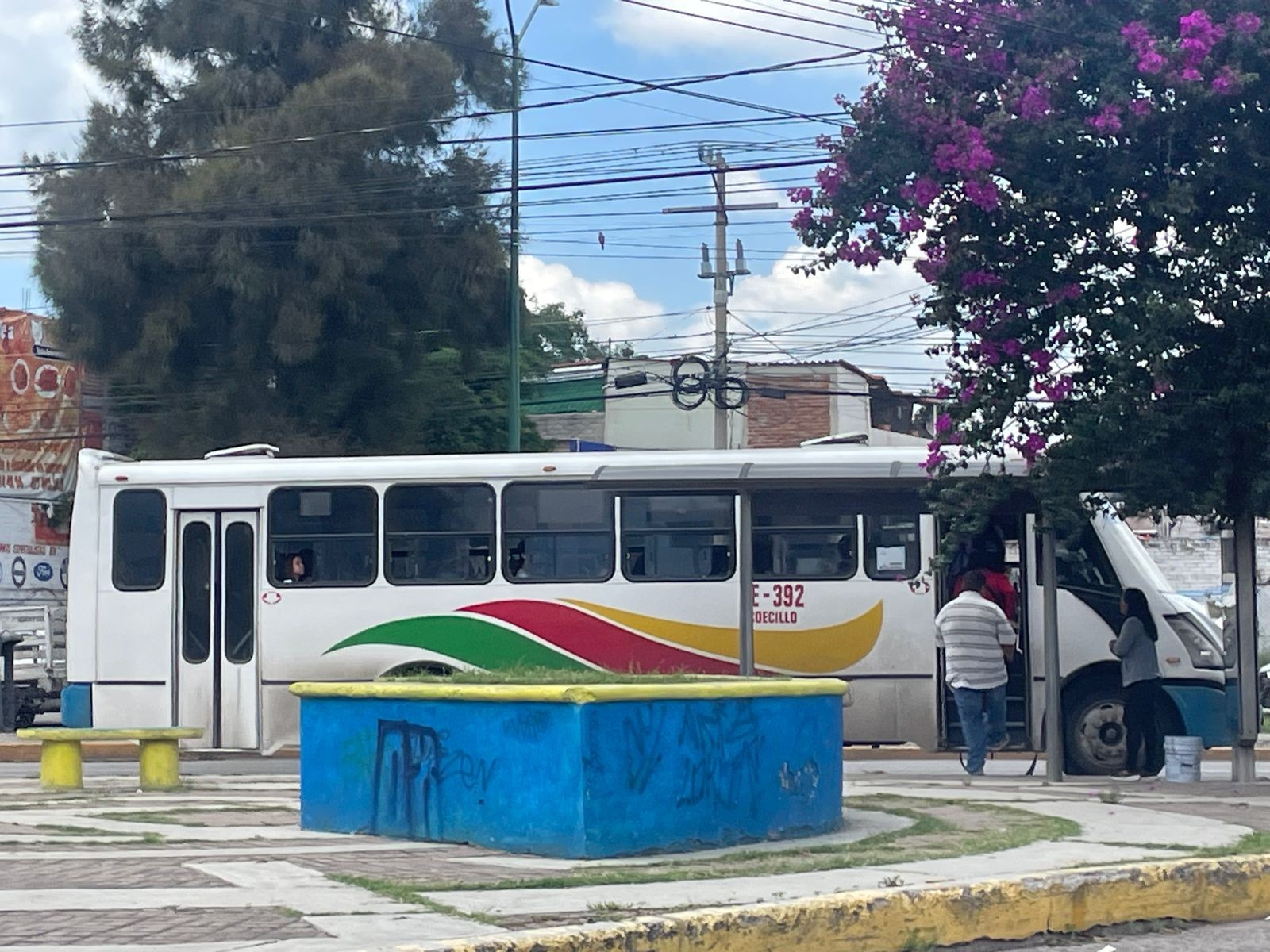 Roban bancas de paraderos en León y ciudadanos improvisan con cemento