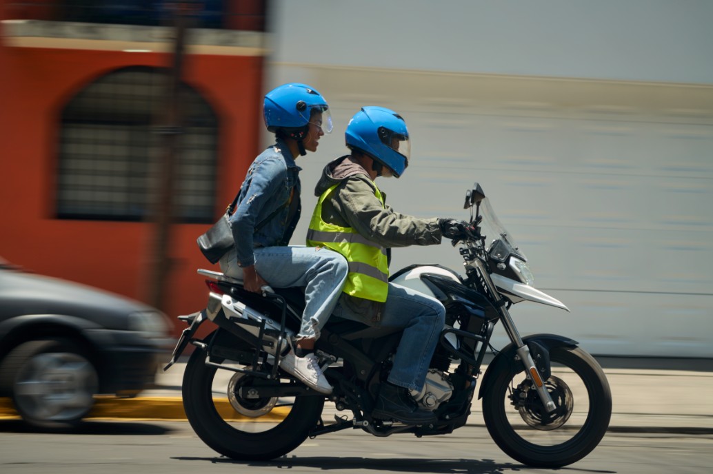 Congreso busca prohibir motocicletas como taxis y uso de casco certificado obligatorio