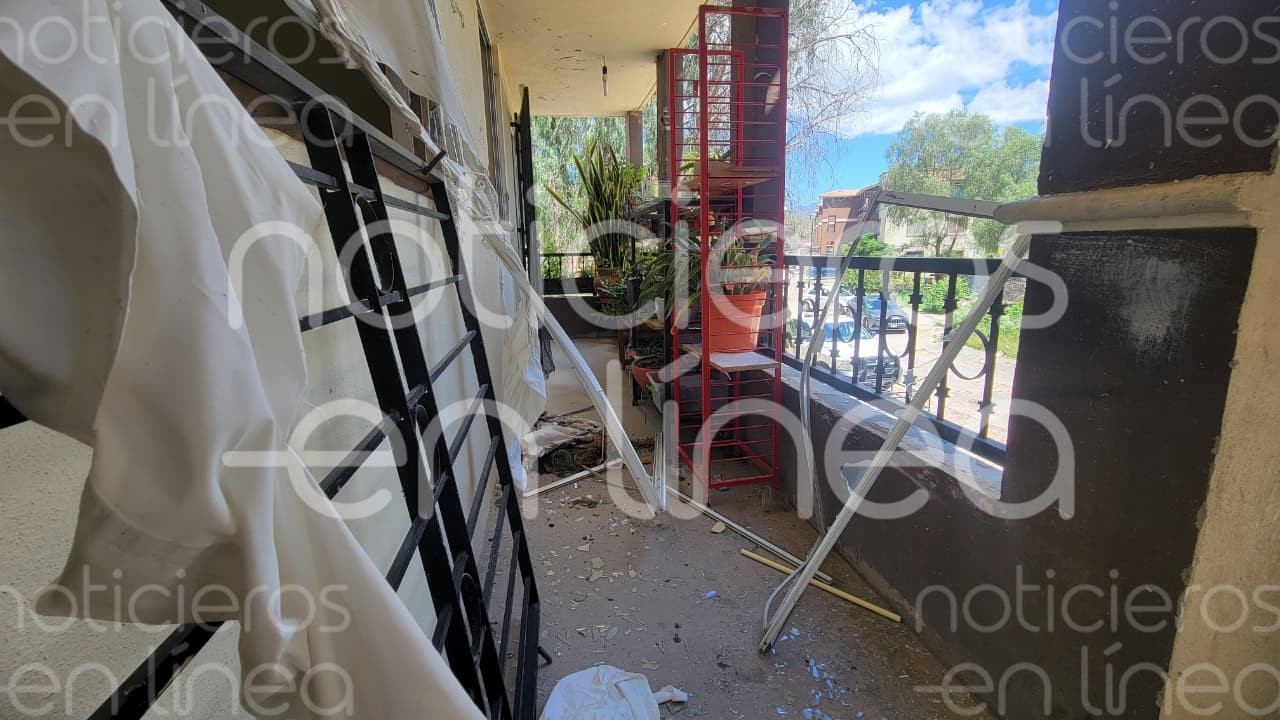 Explosión por fuga de gas deja grave a un hombre y daña viviendas en Parques de San Juan