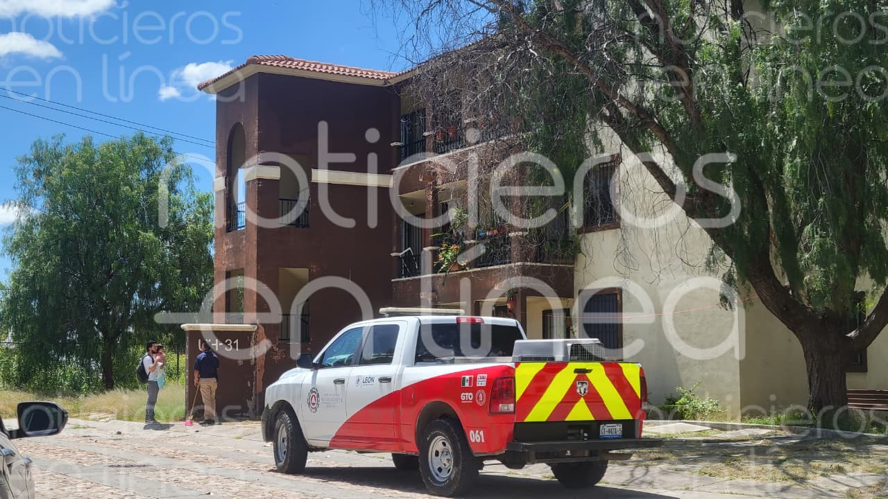 Explosión por fuga de gas deja grave a un hombre y daña viviendas en Parques de San Juan