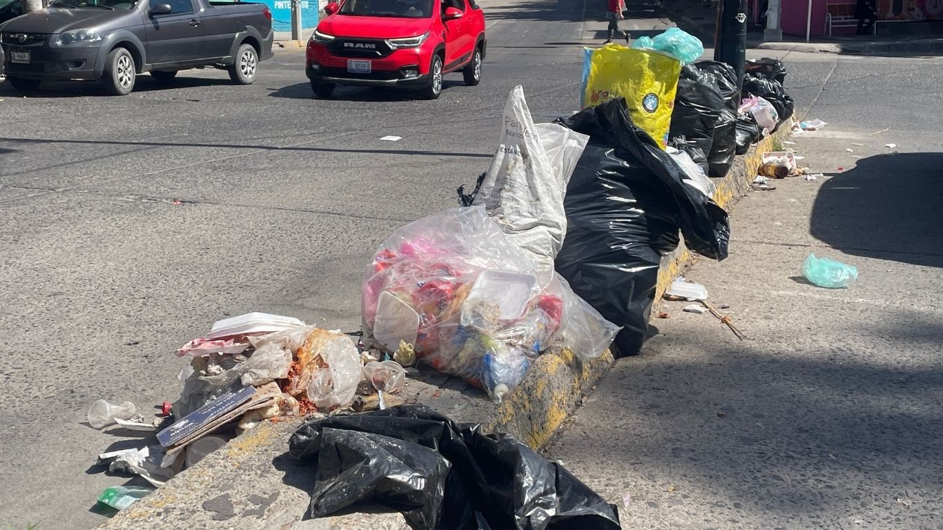 Basura acumulada en bulevar La Merced por falta de recolección