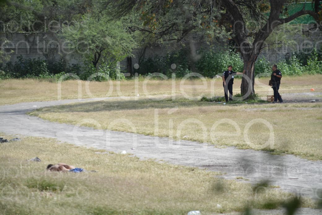 Localizan cuerpo semidesnudo en campo de béisbol en León