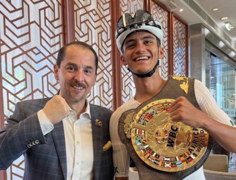 Isaac del Toro recibe homenaje del CMB antes del Mundial de Ciclismo en Ruanda