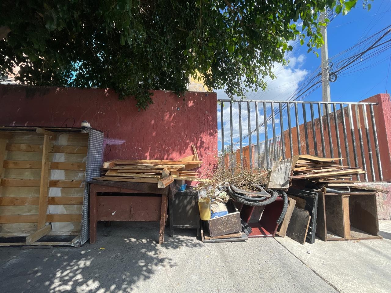 Tiliches y basura obstruyen banquetas en la colonia Las Margaritas