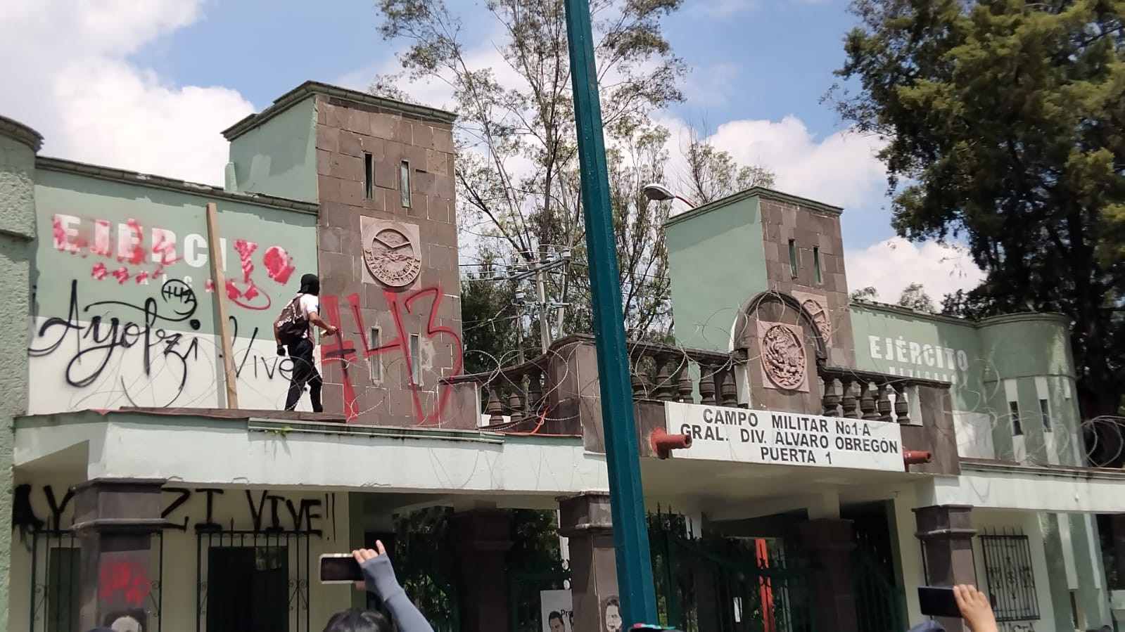 Incendian camión en Campo Militar 1-A durante conmemoración de Ayotzinapa
