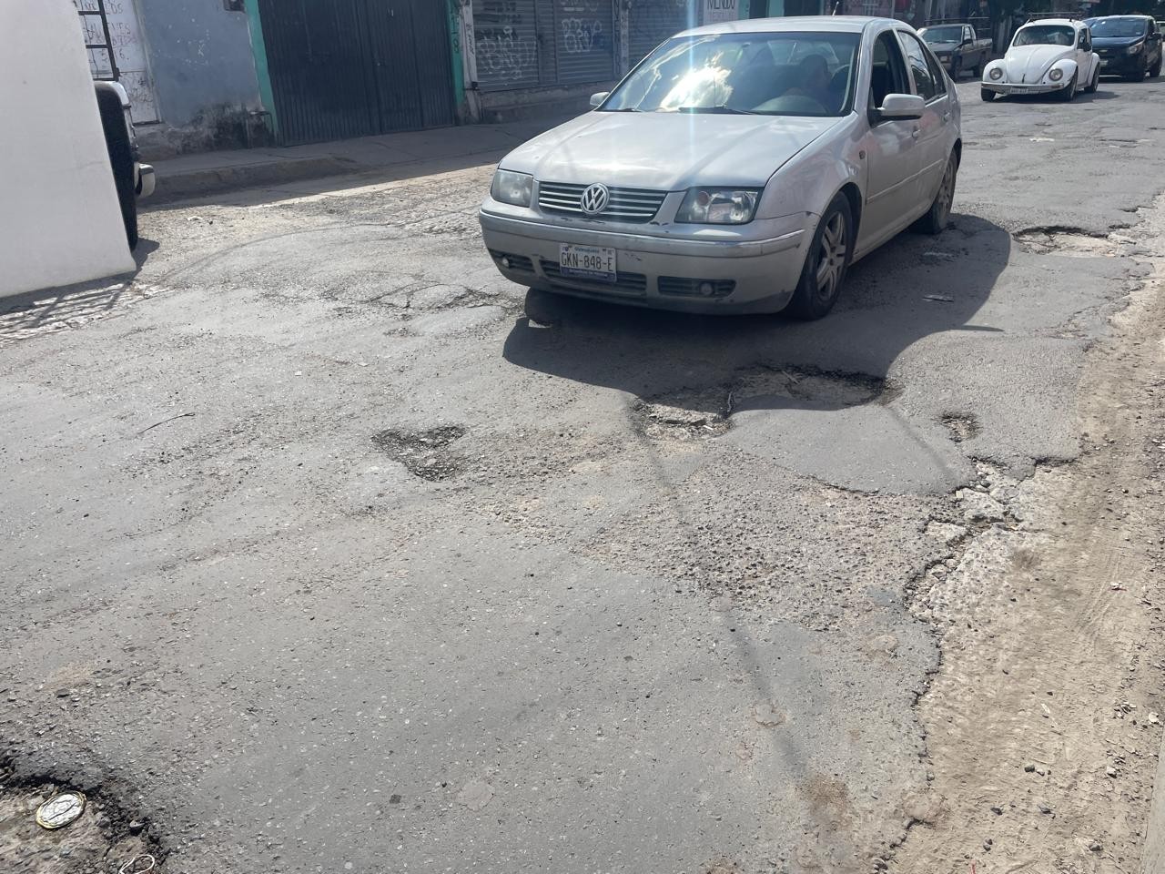 Calle Mar de Java en Paseos del Maurel está llena de baches y sin mantenimiento