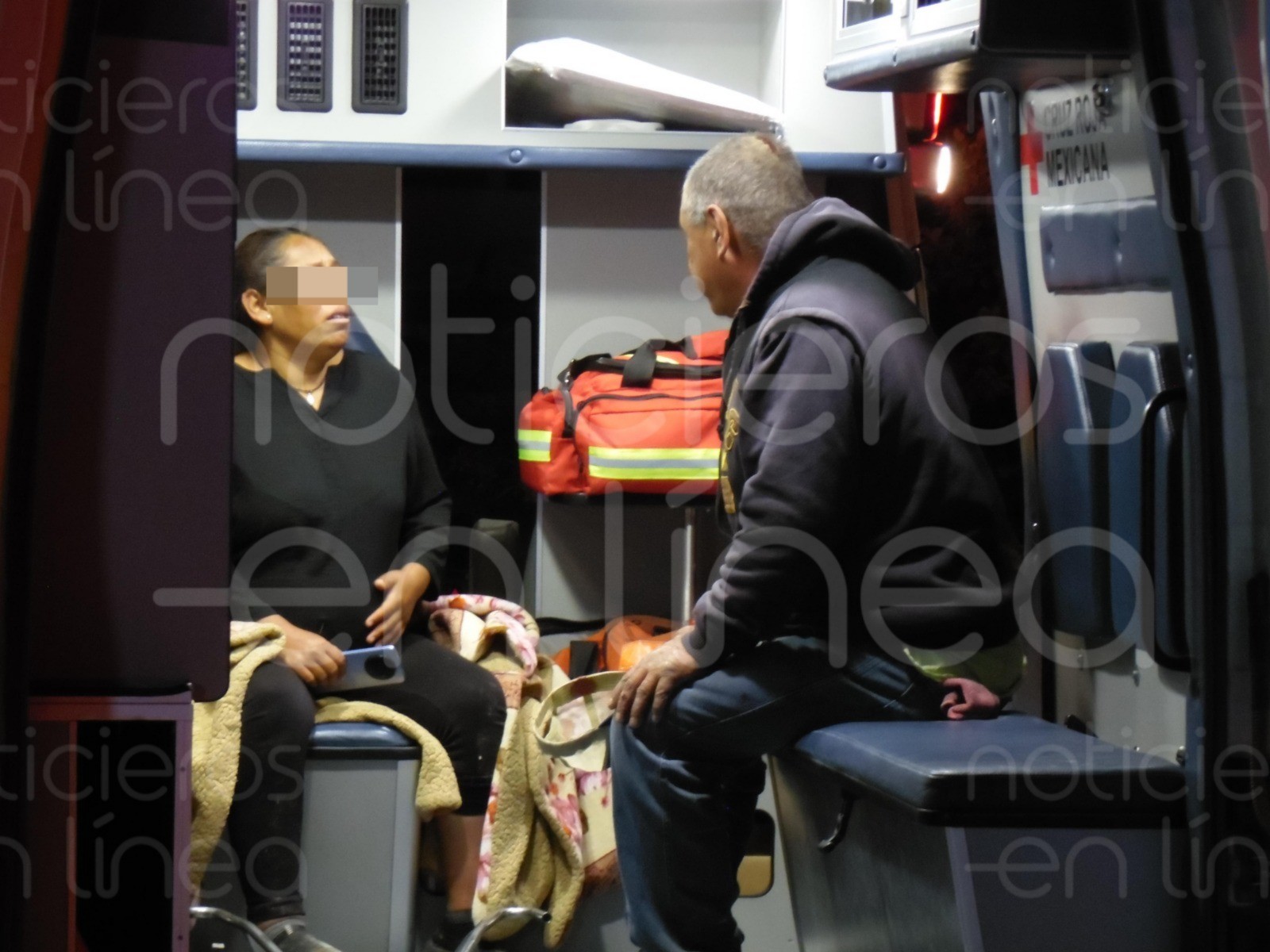 Mujer en labor de parto sobrevive a volcadura rumbo al hospital