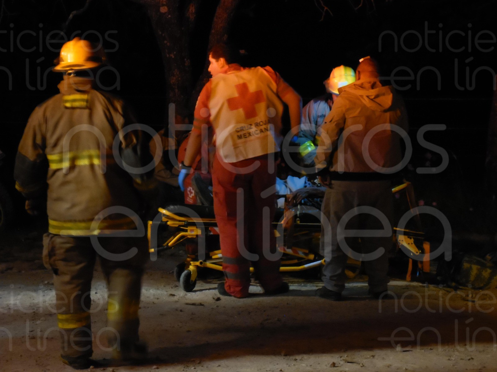 Mujer en labor de parto sobrevive a volcadura rumbo al hospital