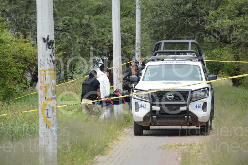 Hallan a mujer sin vida con impacto de bala junto a ciclovía en San Bernardo