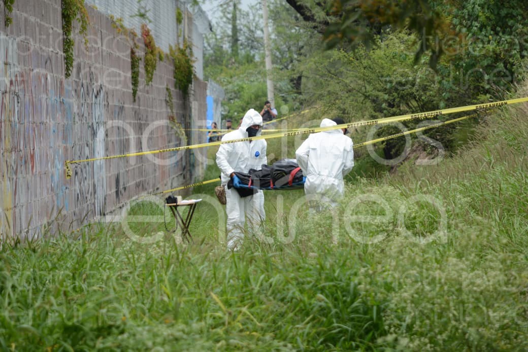 Hallan a mujer sin vida con impacto de bala junto a ciclovía en San Bernardo