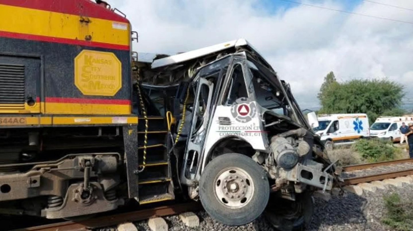 Tragedia en Comonfort: choque entre camión y tren deja al menos 5 muertos