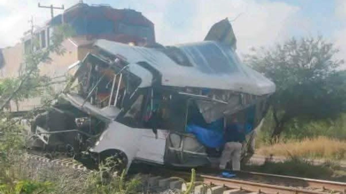 CPKC responsabiliza a chofer que intentó ganarle al tren en accidente mortal en Comonfort