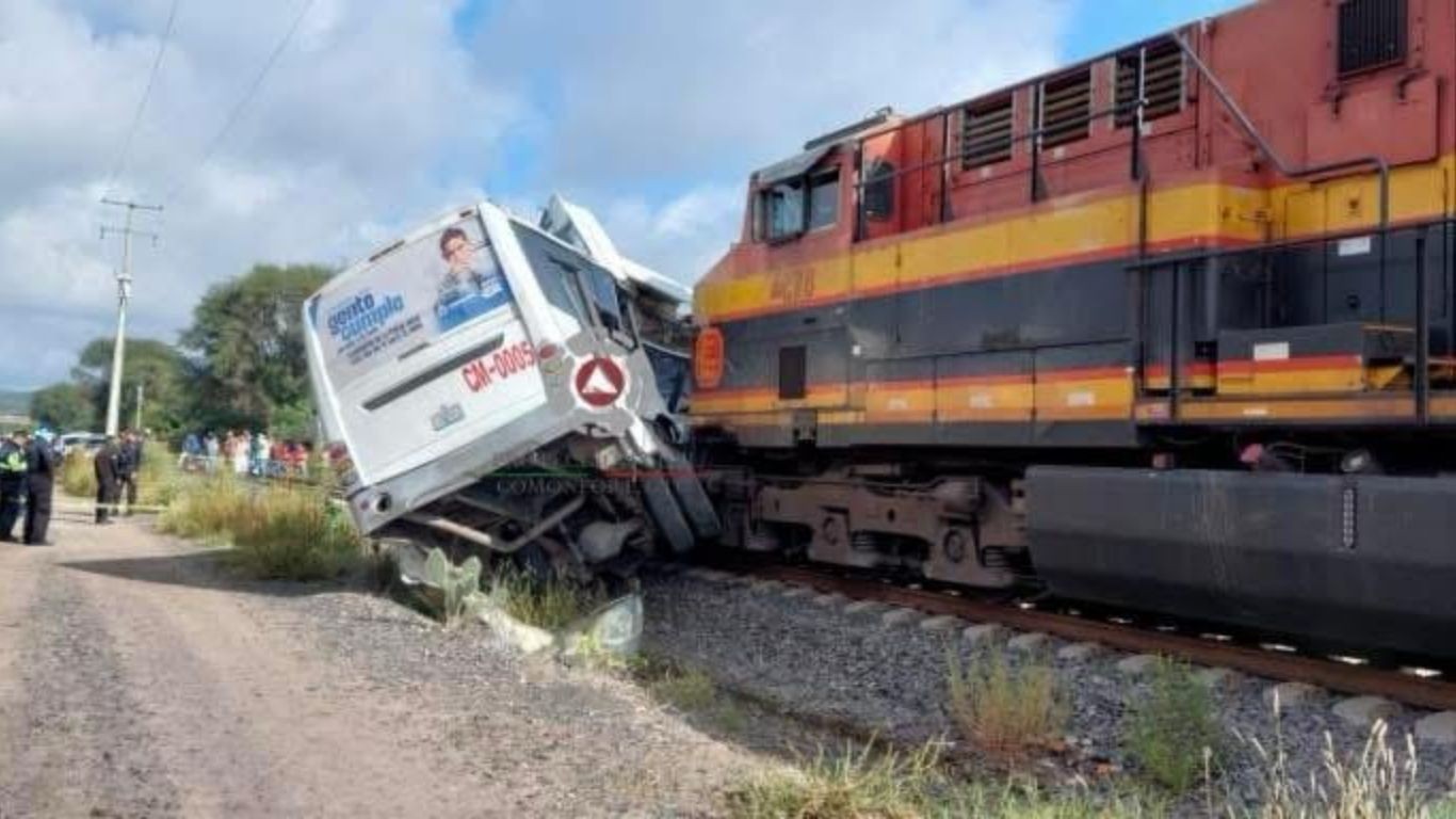 CPKC responsabiliza a chofer que intentó ganarle al tren en accidente mortal en Comonfort