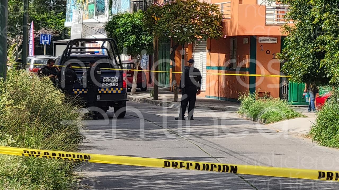 Atacan a balazos a director de primaria en León frente a su hijo