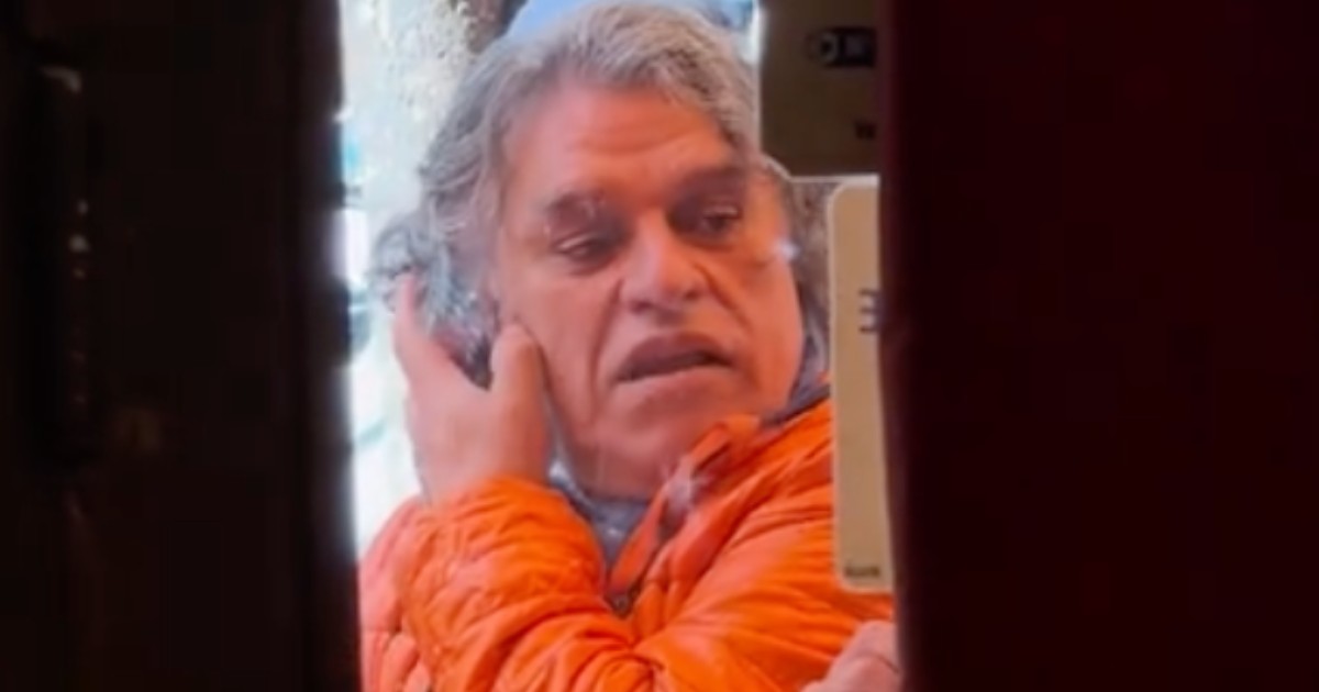 ¿Está vivo? Captan a hombre idéntico a Juan Gabriel en París