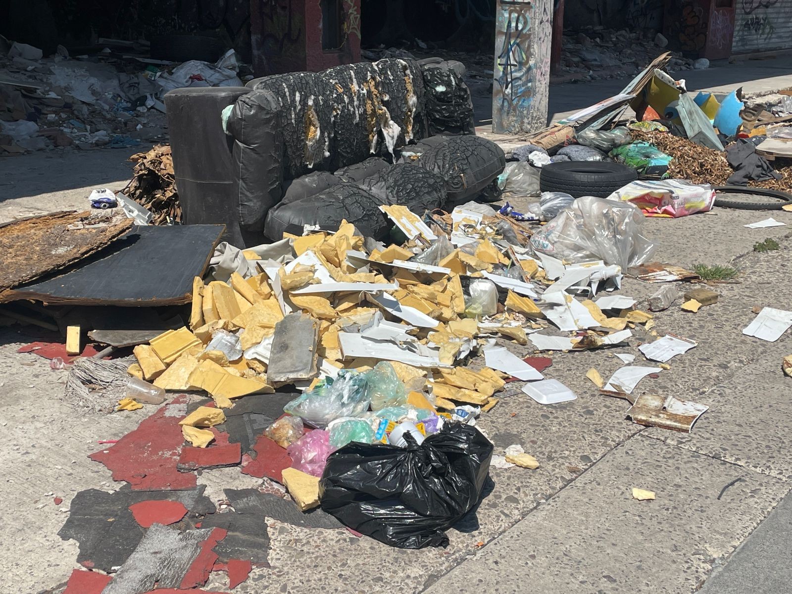 Basura invade la calle San Marcial en la colonia Santa Clara de León