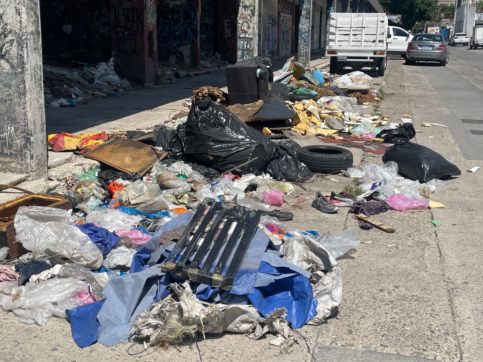 Basura invade la calle San Marcial en la colonia Santa Clara de León