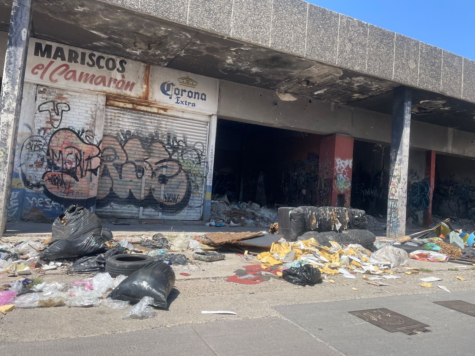 Basura invade la calle San Marcial en la colonia Santa Clara de León
