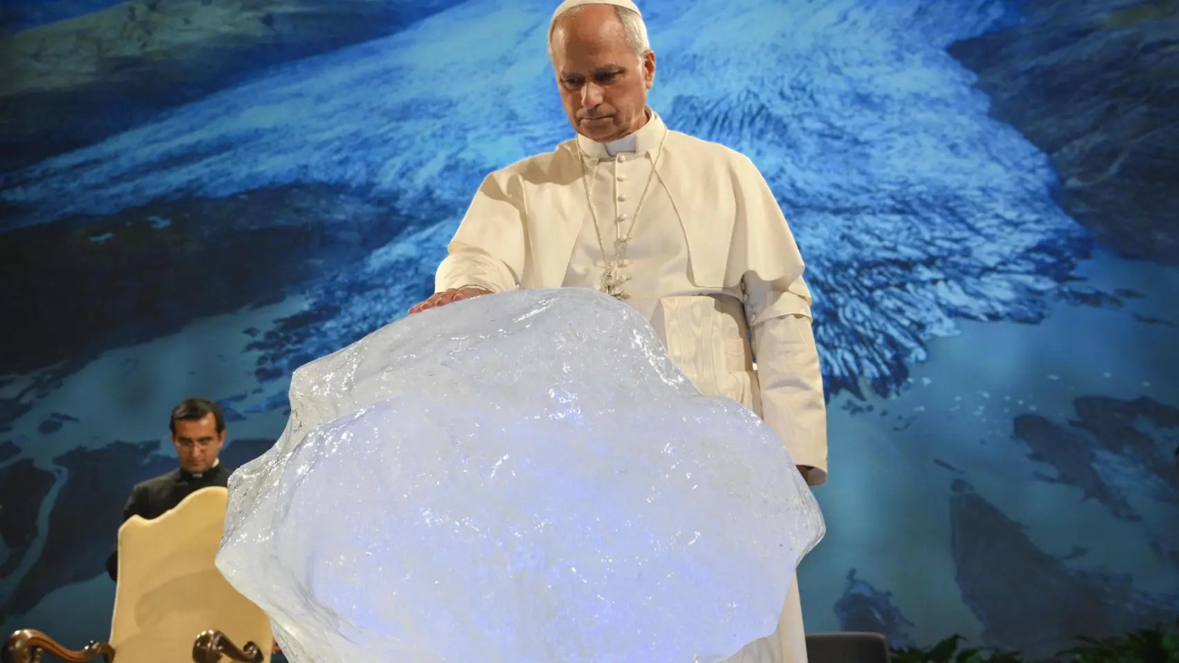 El papa León XIV bendice hielo de 20.000 años para concienciar sobre el cambio climático